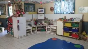 פעילויות בגן בגן תינוקיה ופעוטון בשתי קבוצות נפרדות סביבה אסתטית נעימה מזמינה,תזונה בריאה תקשורת משתפת עם הורים,סדר יום מובנה חוויתית טיולים בחורשה הסמוכה לגן על בסיס יומי וחוגי העשרה