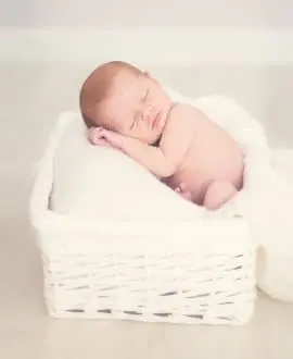 תינוק בעריסה