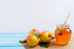 honey-jar-with-and-apples-copy-space-1024x682