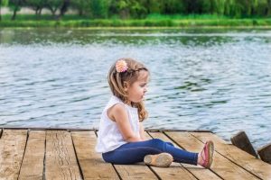 emotions-of-a-little-girl-on-beautiful-wooden-pier-1024x682